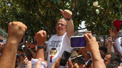 Renunció a su cargo para buscar la candidatura de Morena