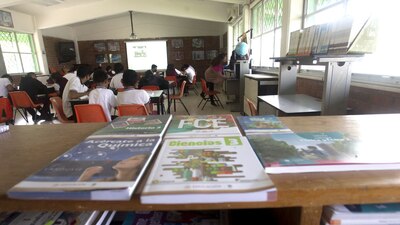 Los legisladores consideran que con ellos se pretende tener una generación de pobreza mental