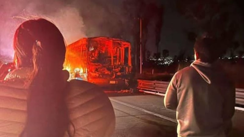 Autobús de pasajeros, con destino a Huautla de Jiménez, Oaxaca, se incendia en pleno trayecto