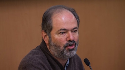 El también periodista mexicano presentó una nueva obra de teatro