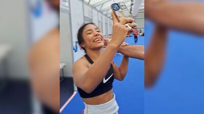 La atleta estaba visiblemente emocionada cuando habló con su madre