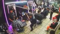 Policías someten a un trabajador de barbería en Mixquiahaula, Hidalgo