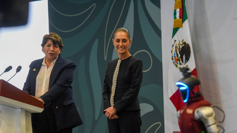 Delfina Gómez presume a Sheinbaum los robots policías ‘Ceci’ y ‘K5′ a Sheinbaum