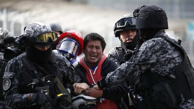 La crisis en Bolivia no cesa y la policía y militares reprimen a manifestantes