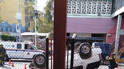 Una camioneta volcó tras impactarse con un automóvil tipo Sedan.