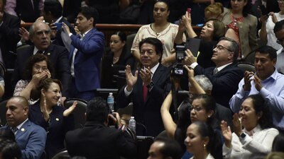 Diputados de la bancada de Morena aplauden la aprobación de la reforma educativa
