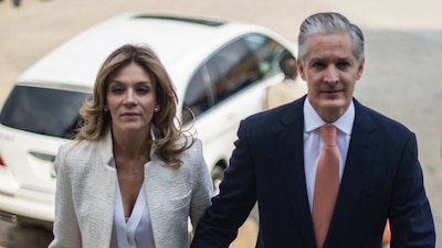 En la imagen se ve al priista con su esposa Fernanda Castillo