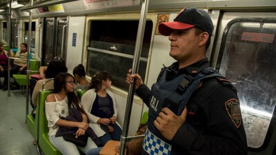 Un policía cuida un vagón ante los casos de acoso contra mujeres
