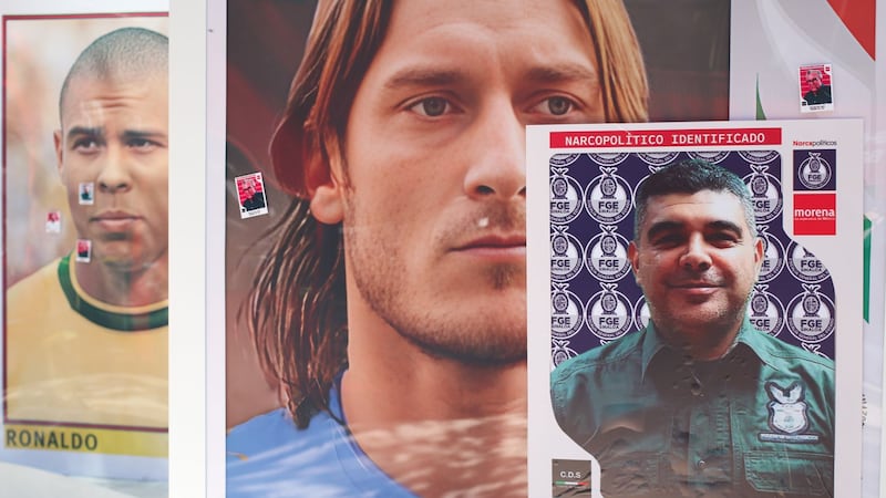 De Messi a Rocha Moya: activistas intervienen estampas gigantes del Mundial en Reforma