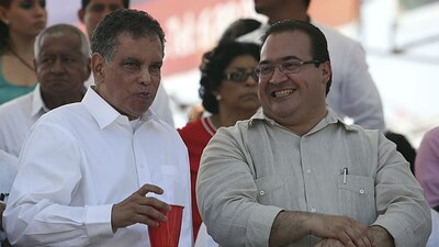 Fidel Herrera (izquierda) acompaña al exgobernador Javier Duarte durante un evento en 2013
