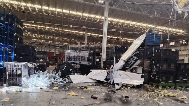 Avioneta se desploma dentro de una empresa en Ramos Arizpe, Coahuila; hay 2 heridos
