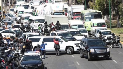 Giovana y Mario en medio de un fuerte dispositivo de seguridad
