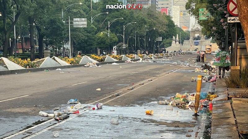 Dejaron 40 toneladas de basura en Reforma, tras las celebraciones por el triunfo del ‘Tri’