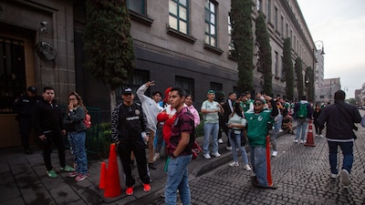 IUDAD DE MÉXICO, 11JUNIO2026.- Decenas de aficionados hacen fila para entrar al FanFest en el Zócalo Capitalino en caso de que si hubiera acceso.
FOTO: ANDREA MURCIA /CUARTOSCURO.COM