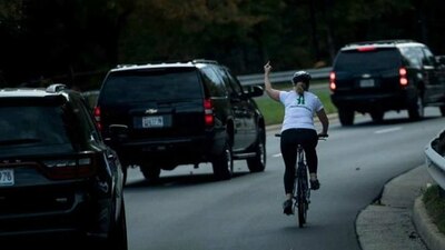 Juli Briskman iba en su bicicleta cuando la caravana presidencial pasó junto a ella
