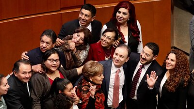 Los senadores de Morena decidieron apoyar la iniciativa para eliminar las comisiones que cobran los bancos