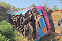 ¡Tragedia en Uganda! Autobús escolar choca al volver de una excursión; hay al menos 20 niños muertos