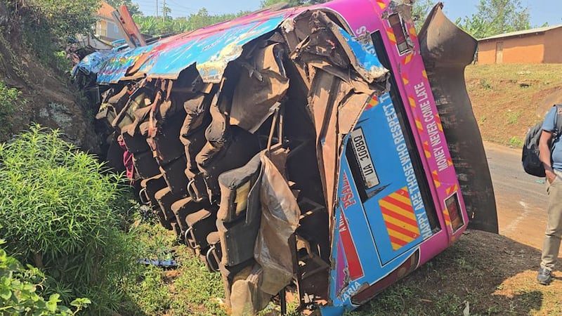 ¡Tragedia en Uganda! Autobús escolar choca al volver de una excursión; hay al menos 20 niños muertos