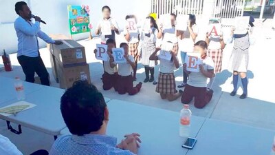 Los niños de Jalapa, Tabasco frente al congresista local del PRD