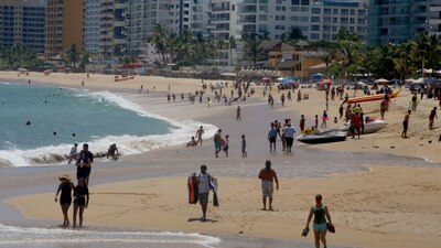 Las playas de Acapulco ya comenzaron a recibir turistas pese a pandemia de COVID-19