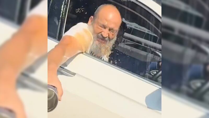 VIDEO: Hombre arroja café a automovilista pero se moja en el intento... lo nombran #LordNescafé