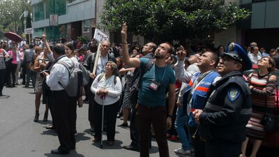 Vecinos y trabajadores de la colonia Roma desalojan edificios luego de un sismo registrado en la CDMX
