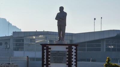 El alcalde de Atlacomulco mandó poner una estatua de AMLO, que luego fue derribada.