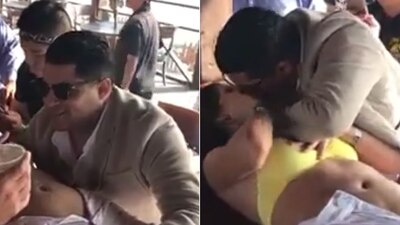 El político aprovechó la circunstancia para besar a la fuerza a la joven