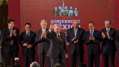AMLO es aplaudido por empresarios e integrantes de su gabinete