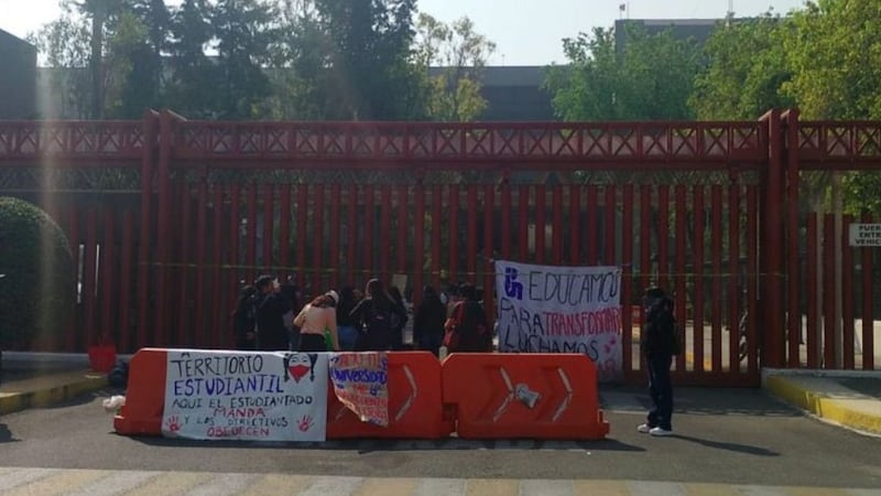 Estudiantes de la UPN protestan y toman accesos de la Cámara de Diputados