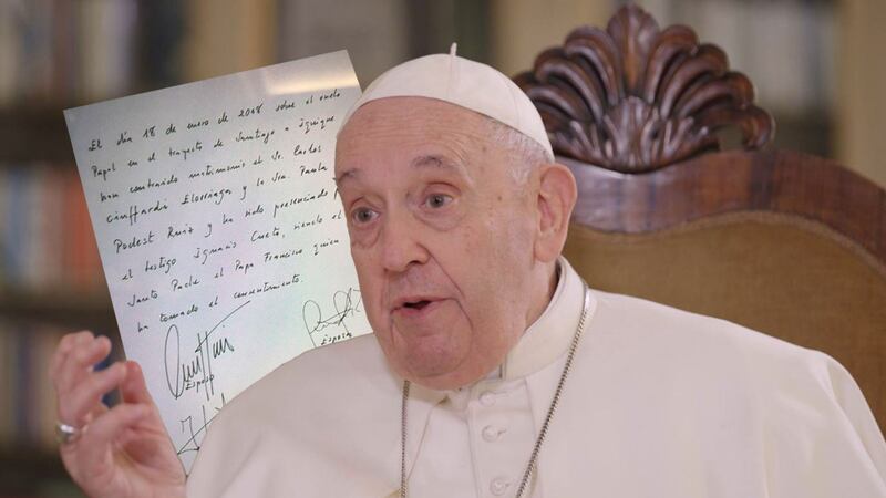 El día que el Papa Francisco casó a una pareja de enamorados arriba de un avión