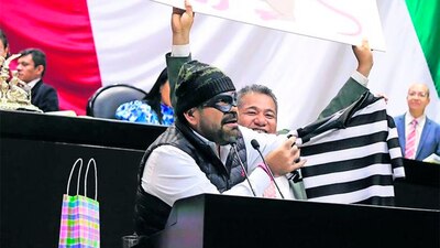 Dijo que en el disfraz pondrán poner el nombre del candidato que compita en el 2024