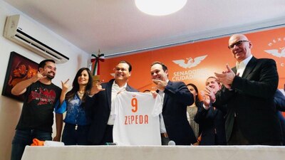 Juan Zepeda (tercero, de izquierda a derecha) muestra la camiseta de su nuevo 'equipo': Movimiento Ciudadano