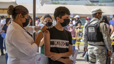 Autoridades alertaron que los efectos secundarios pueden ser mayores si se vacunan con resaca