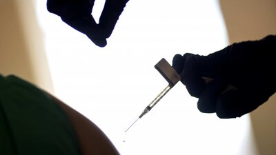 Los especialistas analizan quiénes son la prioridad para que sean vacunados