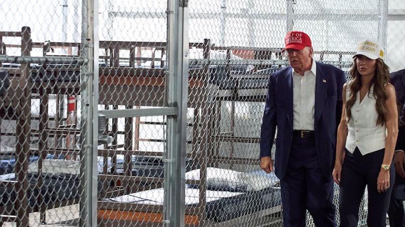 ¿Cómo será la prisión para migrantes, rodeada de caimanes, que abrió Trump en Florida?