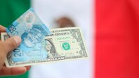 Dólar vence al peso mexicano en arranque de semana marcado por la Fed y tensiones internacionales