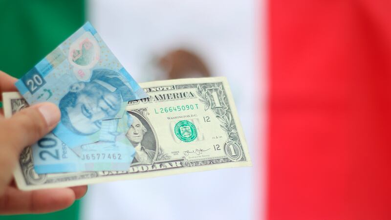 Dólar vence al peso mexicano en arranque de semana marcado por la Fed y tensiones internacionales
