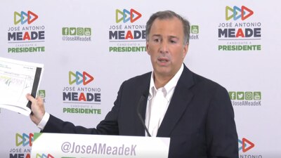 El candidato del PRI mostró un documento donde consta que AMLO es dueño de dos departamentos