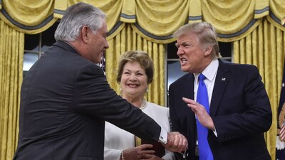 Rex Tillerson (izquierda), secretario de Estado, tras rendir protesta en la Casa Blanca