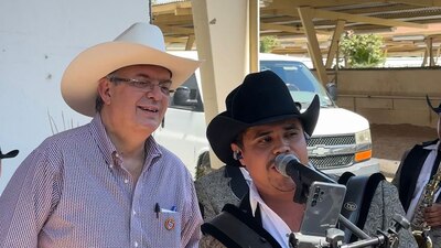 Escucho la canción que le compuso Abel Perales Ríos