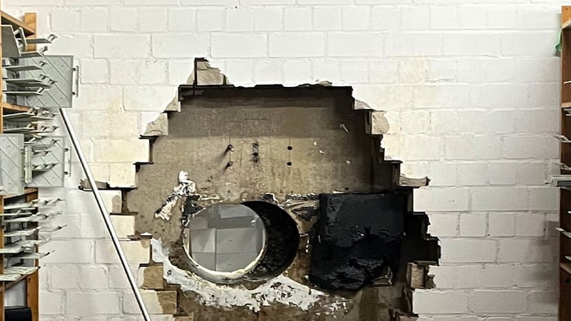 Ladrones atracan la bóveda de un banco alemán... ¡gracias a un hoyo el la pared!