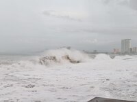 ‘Priscilla’ mantiene oleaje y lluvias fuertes en playas del Pacífico mexicano