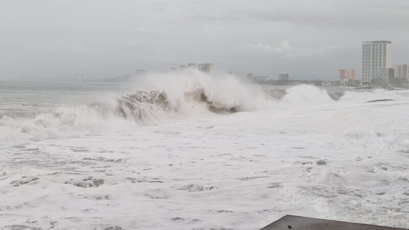 ‘Priscilla’ mantiene oleaje y lluvias fuertes en playas del Pacífico mexicano