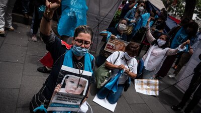 Manifestantes en contra del aborto celebran la decisión de la SCJN