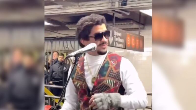 VIDEO: Bad Bunny sorprende a fans y da show en el Metro de Nueva York... junto a Jimmy Fallon