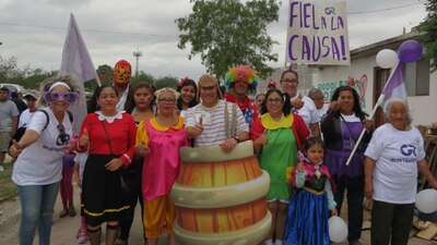 Gustavo Saro de Rico (centro) aprovechó el Día del niño para dar un espectáculo a niños de Reynosa
