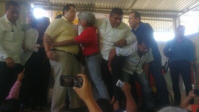 Durante un momento hubo golpes entre simpatizantes y los inconformes