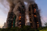 Incendio en complejo de rascacielos residenciales deja al menos 13 muertos en Hong Kong