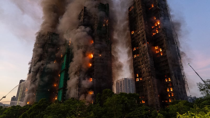 Incendio en complejo de rascacielos residenciales deja al menos 13 muertos en Hong Kong